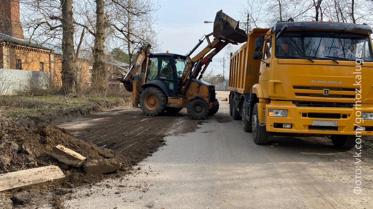 Дорогу по Гвардейской улице ремонтируют в Калуге