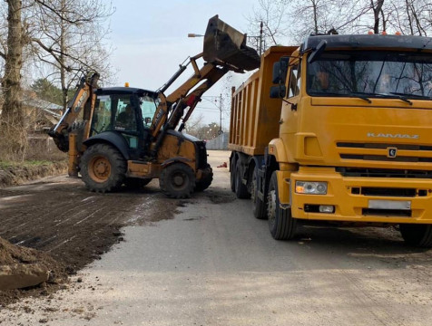 Дорогу по Гвардейской улице ремонтируют в Калуге