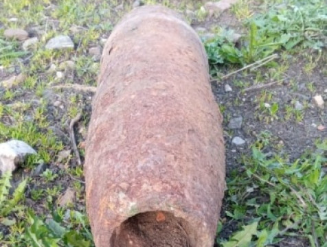 Артиллерийский снаряд нашли рядом с железной дорогой в Сухиничах