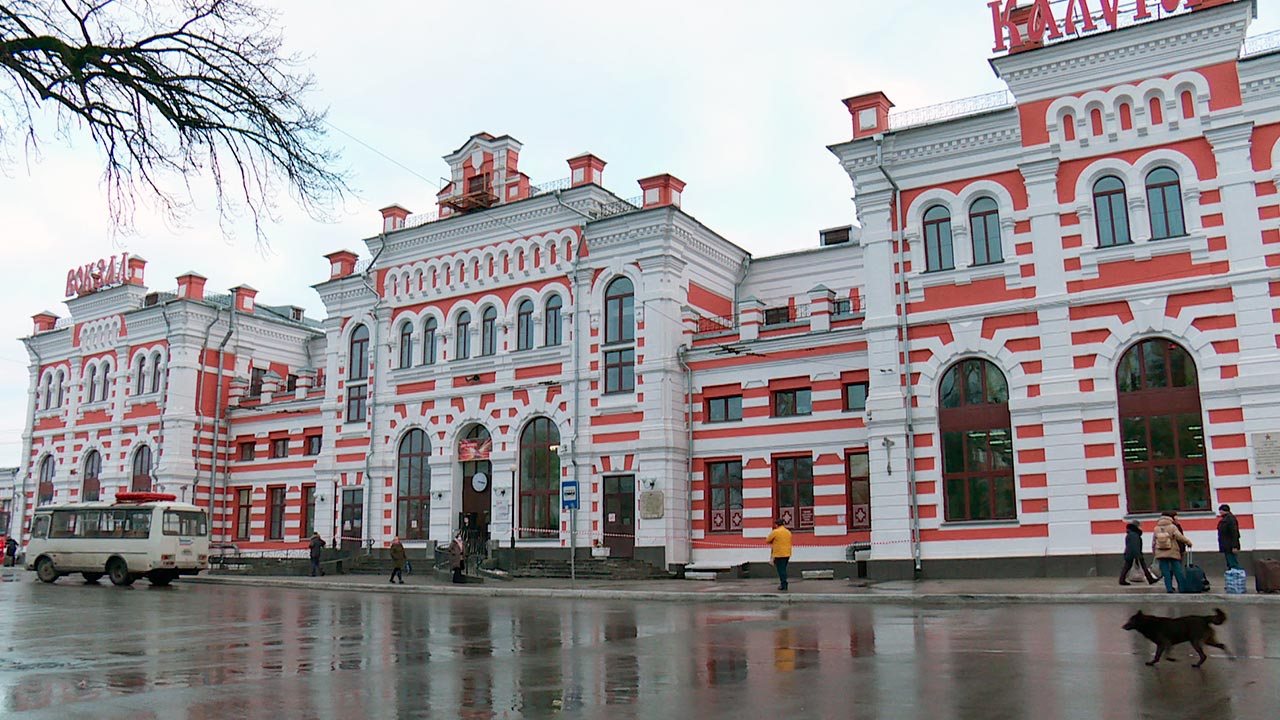 Калуга 1 санкт петербург. Вокзальная площадь Калуга. Станция Калуга 1. Калуга вокзал Калуга 1. Вокзал Калуга 1 ночью.