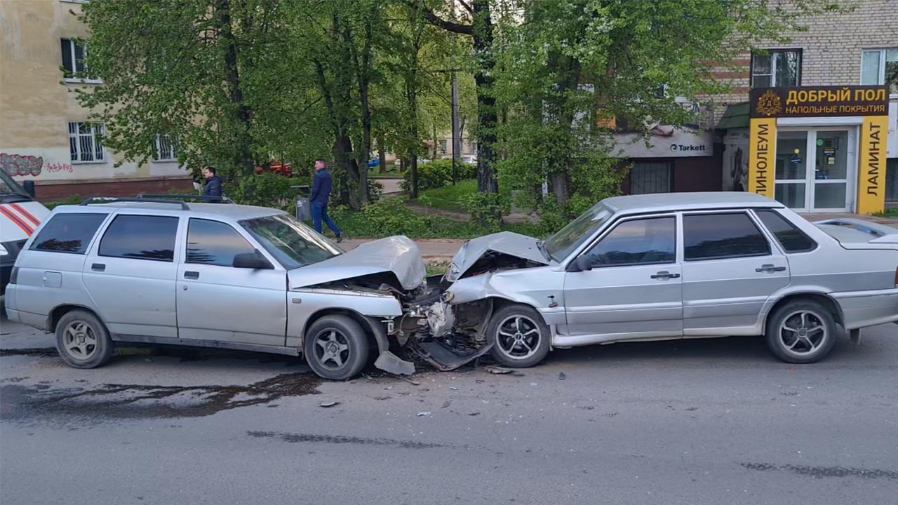 Два автомобиля столкнулись лоб в лоб в Обнинске