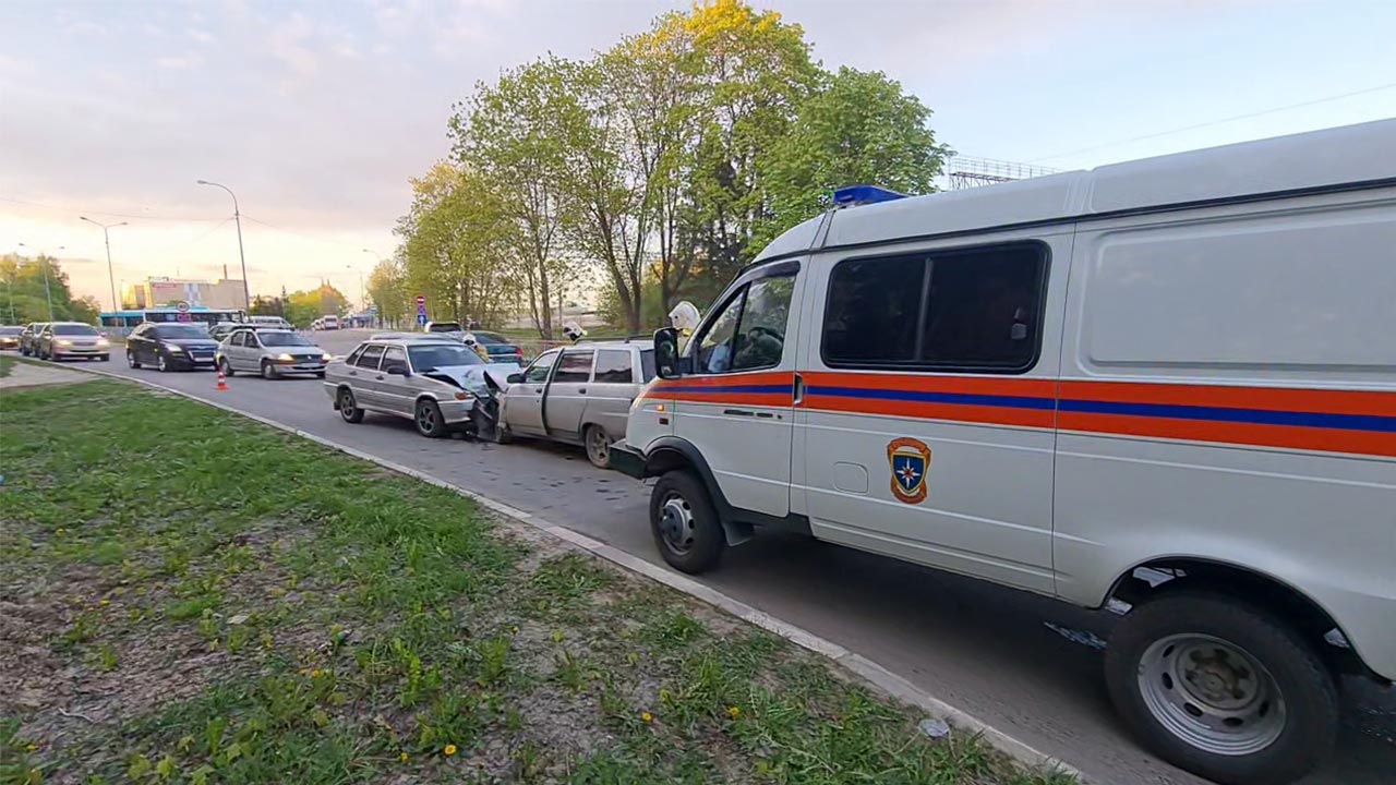 Два автомобиля столкнулись лоб в лоб в Обнинске | 05.05.2023 | Новости  Калуги - БезФормата