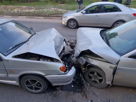 Два автомобиля столкнулись лоб в лоб в Обнинске