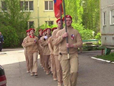 Юнармейцы провели персональные парады для ветеранов в Сосенском