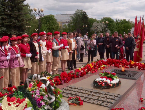 Калужане возложили цветы к Вечному огню на площади Победы