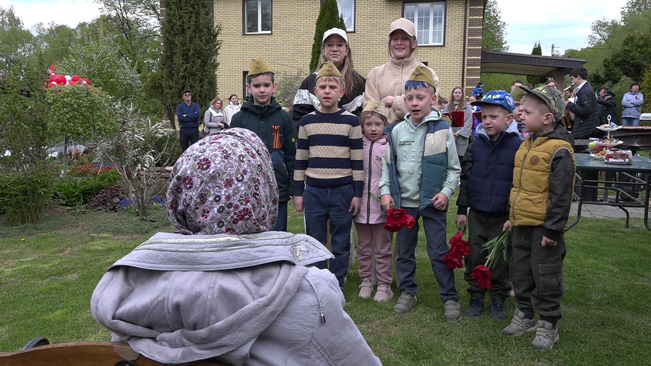 Концерт во дворе дома организовали для ветеранов Великой Отечественной войны  в Калуге