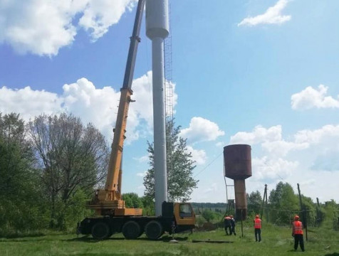 Новую водонапорную башню установили в сухиничской деревне Соболевка