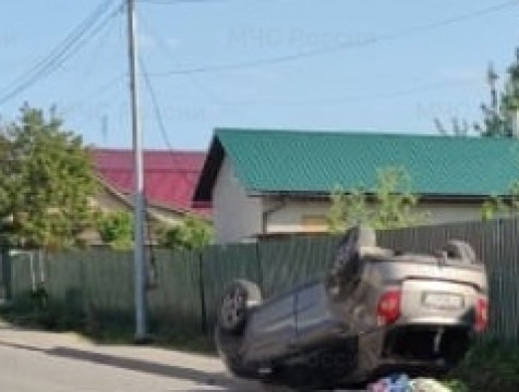 Автомобиль перевернулся в результате ДТП в Малоярославце