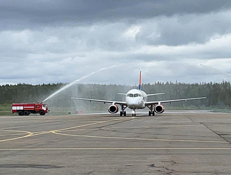 Первый авиарейс из Калуги встретили в Мурманске традиционной водной аркой