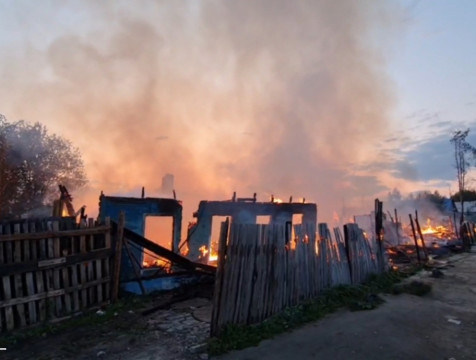 4 жилых дома и 2 хозпостройки сгорели в деревне Мишково Боровского района
