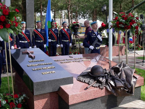 Памятник защитникам Калужской земли открыли в Кузьминичах