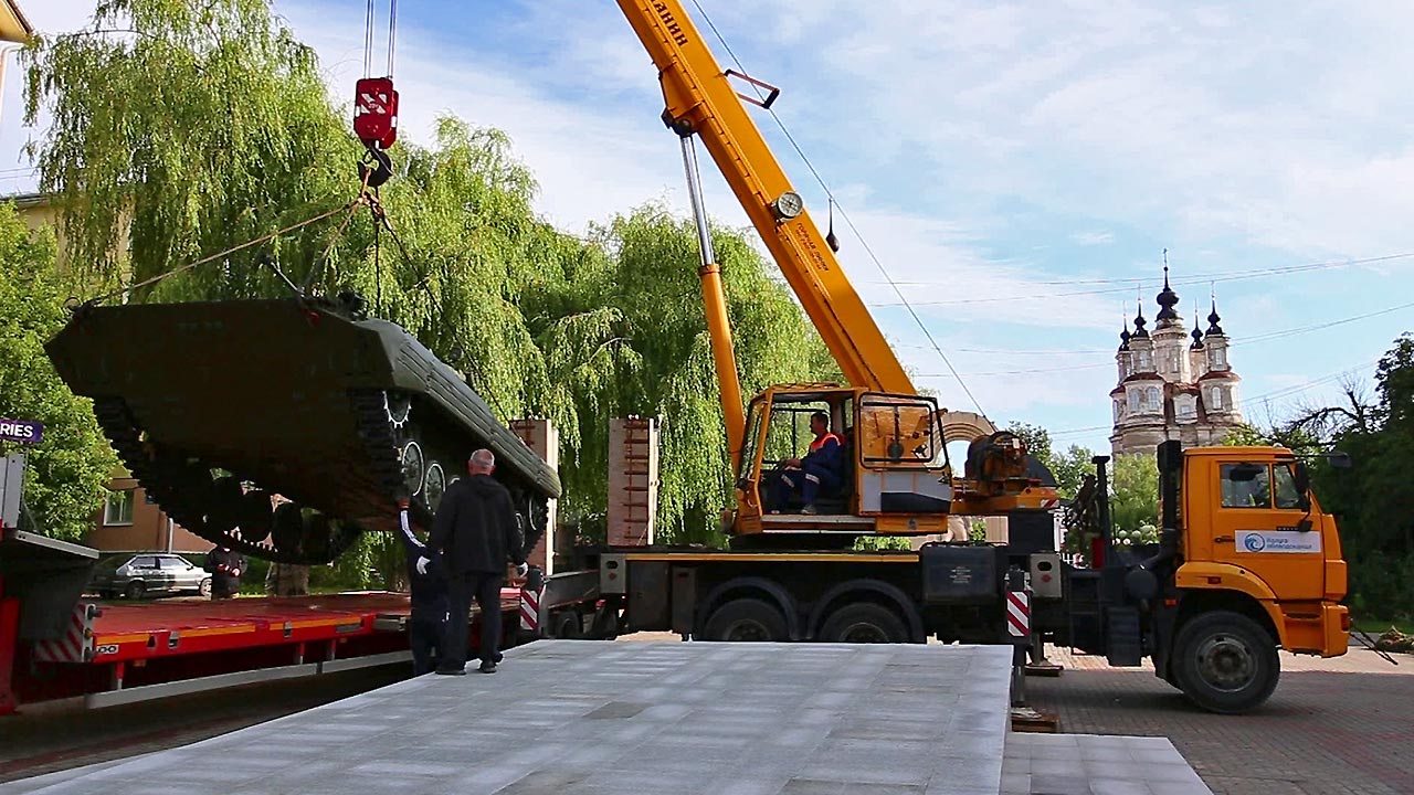 БМП-2 установили в калужском сквере Защитников Отечества