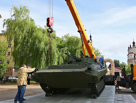 БМП-2 установили в калужском сквере Защитников Отечества