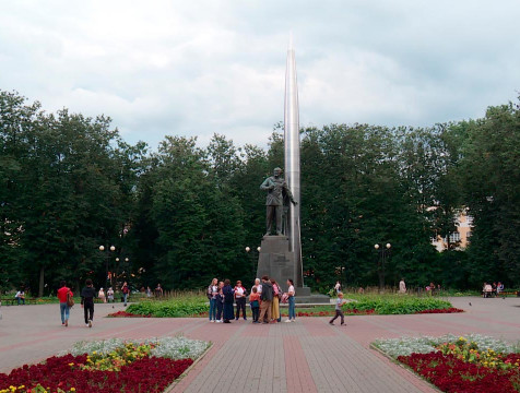 В калужском сквере Мира высадили многолетники