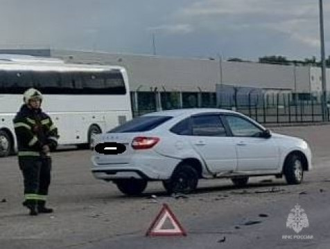 Легковушка Lada Granta и мотоцикл столкнулись в Калуге