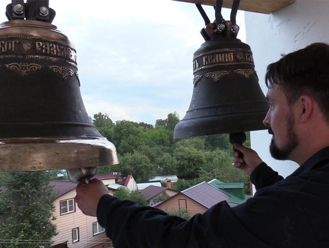 Первые колокола вознесли на звонницу храма Рождества Иоанна Предтечи в Малоярославце