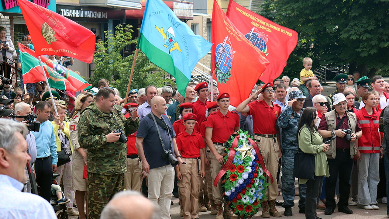 Памятник военной машины БМП-2 торжественно открыли в Калуге