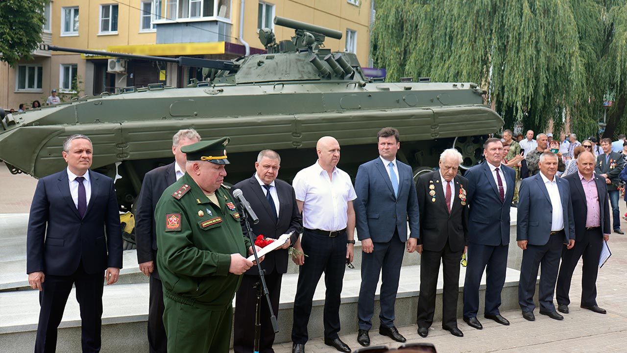 Памятник военной машины БМП-2 торжественно открыли в Калуге