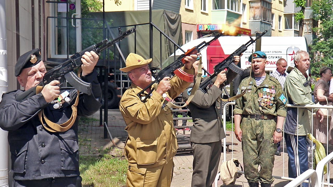 Памятник военной машины БМП-2 торжественно открыли в Калуге