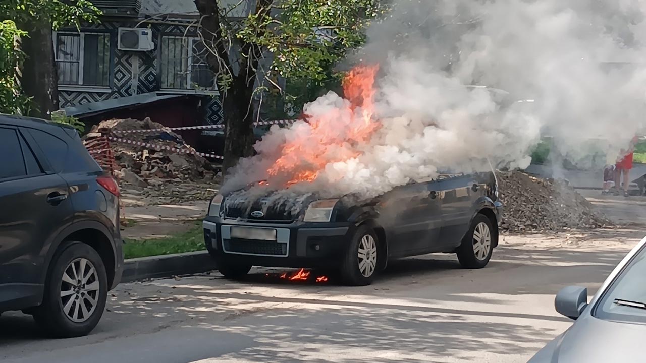 На улице Суворова в Калуге сгорел легковой автомобиль