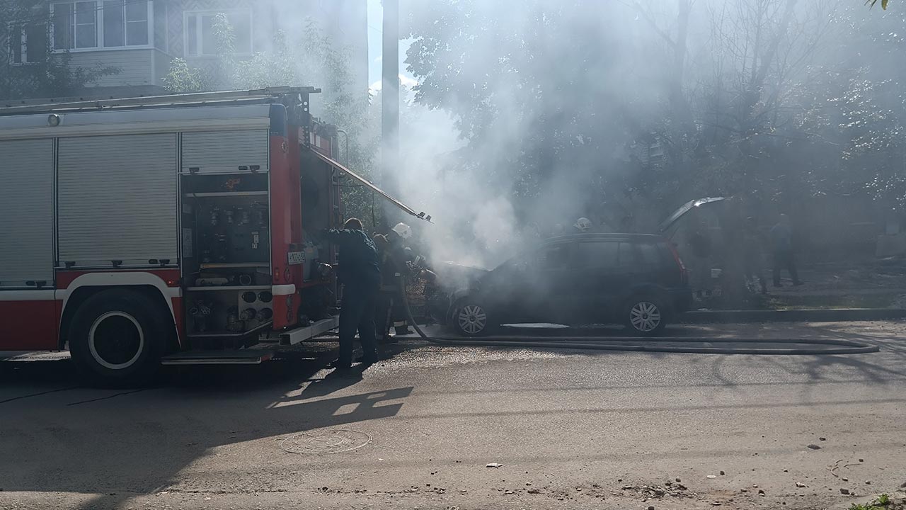 На улице Суворова в Калуге сгорел легковой автомобиль