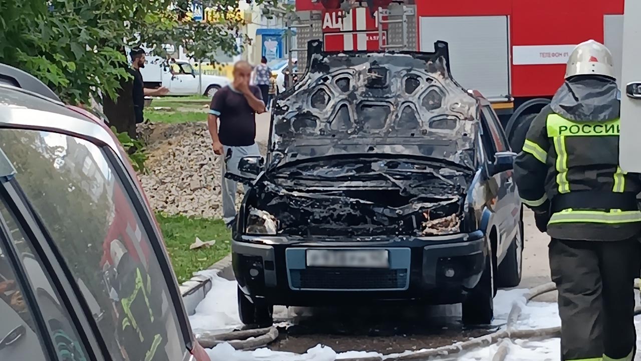 На улице Суворова в Калуге сгорел легковой автомобиль