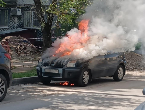 На улице Суворова в Калуге сгорел легковой автомобиль
