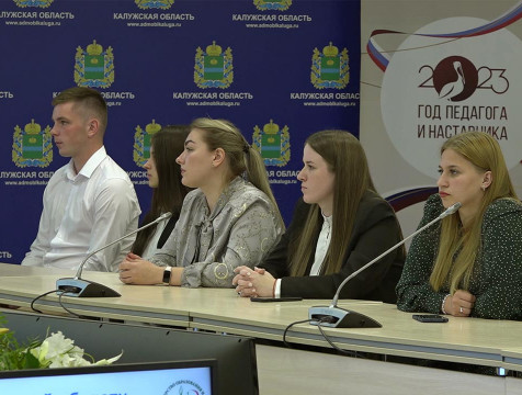Педагог как пример для подражания: Аникеев дал профессиональные советы молодым учителям