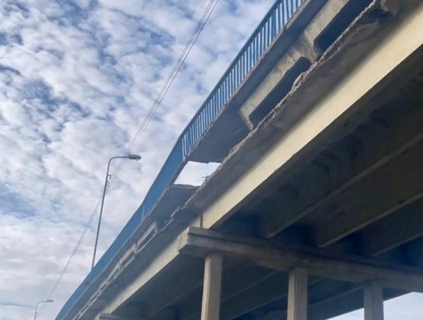 На пешеходной части моста в калужском Людинове произошло обрушение