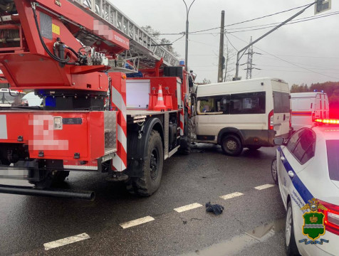 В Обнинске пожарная машина столкнулась с маршруткой