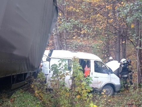 Погиб человек при столкновении микроавтобуса и грузовика в Калужской области