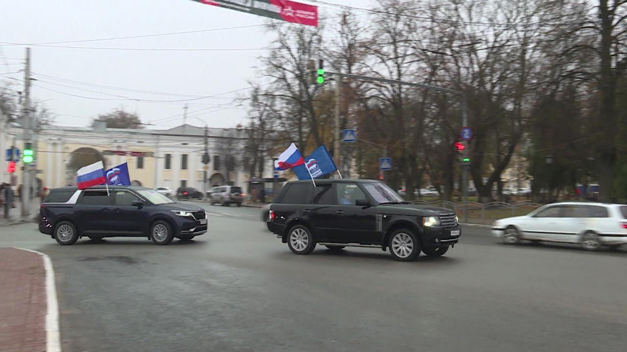 Автопробегом встретила Калуга День народного единства