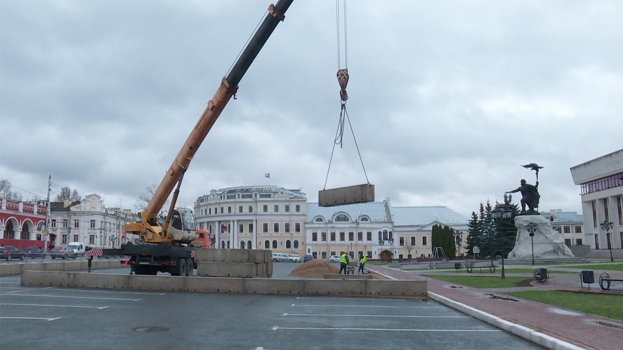 Начались работы по строительству катка на площади Старый Торг в Калуге