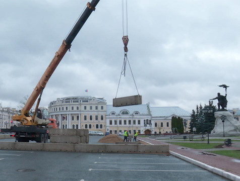 Начались работы по строительству катка на площади Старый Торг в Калуге