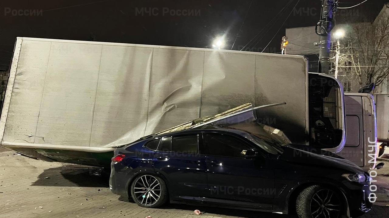 Фура упала на BMW в центре Калуги | 22.11.2023 | Новости Калуги - БезФормата