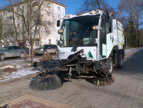 90 коммунальщиков вышли на борьбу со снегопадом в Калуге