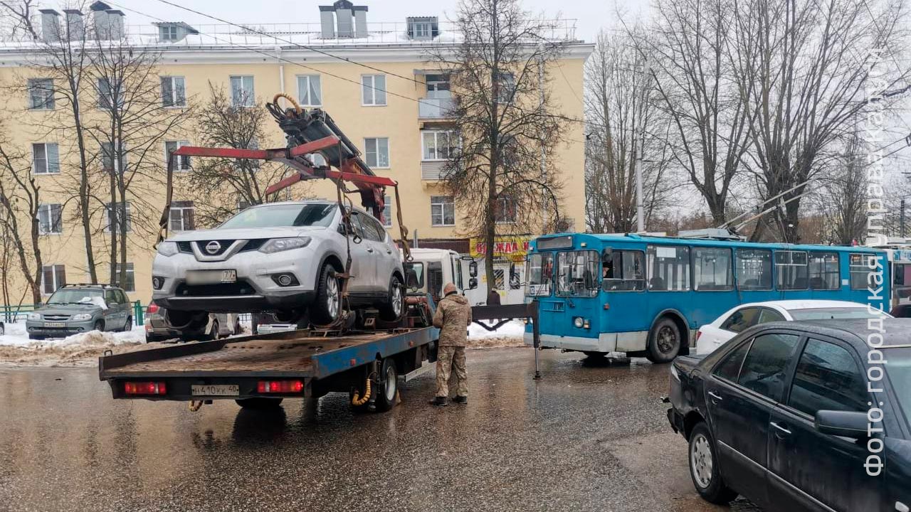 Машины, мешающие проезду троллейбусов, эвакуируют в Калуге