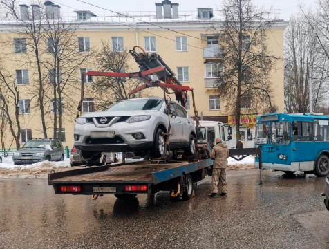 Машины, мешающие проезду троллейбусов, эвакуируют в Калуге