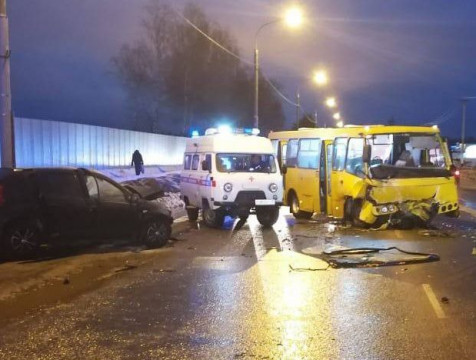 В ДТП с автобусом в Боровском районе один человек погиб и двое пострадали