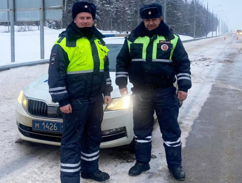 Калужские госавтоинспекторы помогли замерзающему на трассе водителю