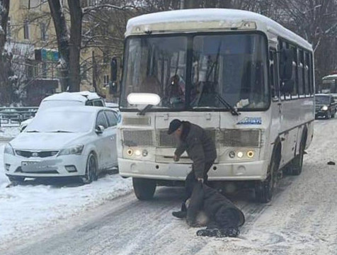 Водитель калужского автобуса сбил пешехода, оттащил его с дороги и уехал