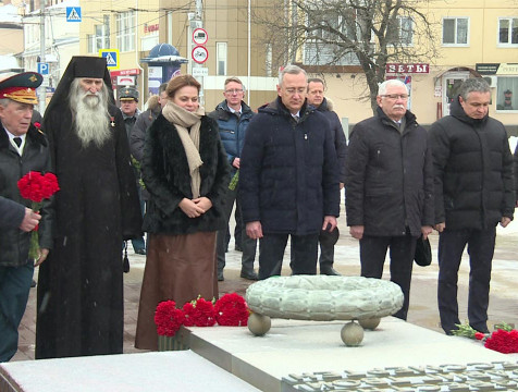 На площади Победы в Калуге почтили память защитников Отечества