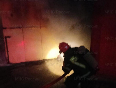 В Белоусове при ночном пожаре в гараже погиб человек