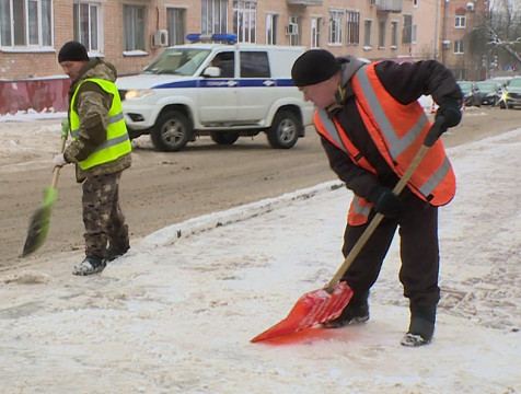 Около сотни рабочих будут убирать снег в Калуге в последний день зимы
