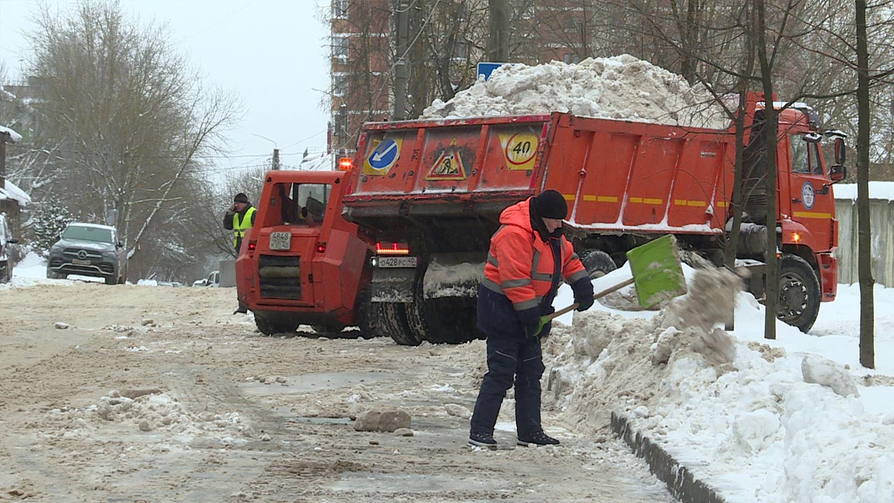 Более двух тысяч кубометров снега вывезли с улиц Калуги за сутки