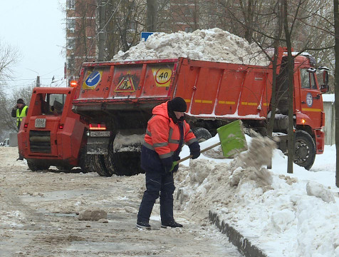 Более двух тысяч кубометров снега вывезли  с улиц Калуги за сутки