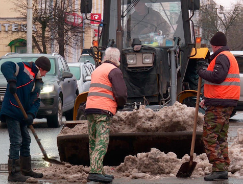 12 бригад коммунальщиков расчищают Калугу он снега, наледи и песка