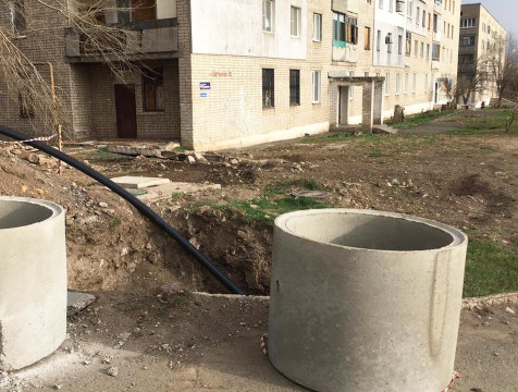Калужские коммунальщики меняют разрушенный водопровод в Первомайске