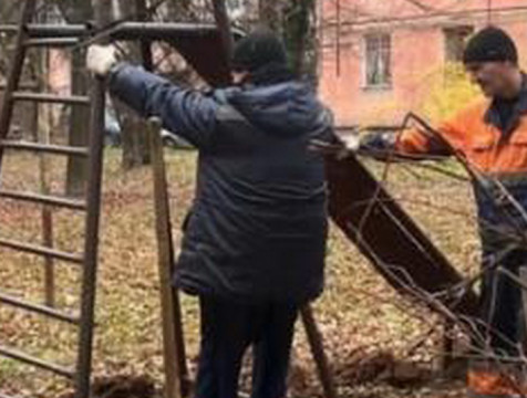 Опасные детские площадки демонтируют в Калуге