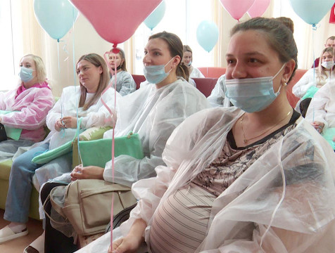 В Калуге будущие мамы получили подарки и теплые слова перед Днем беременных